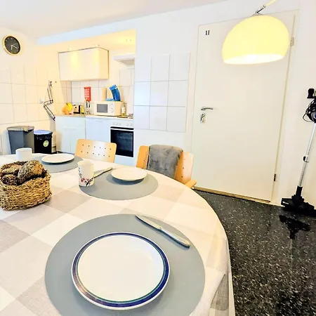 Monteurswohnung Kiwi Parkplatz Kueche 1- 4 Personen Eg Modern Lägenhet